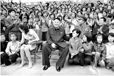 5月19日，朝鮮最高領導人金正恩與夫人李雪主訪問妙香山少年團野營所，與孩子們合影。