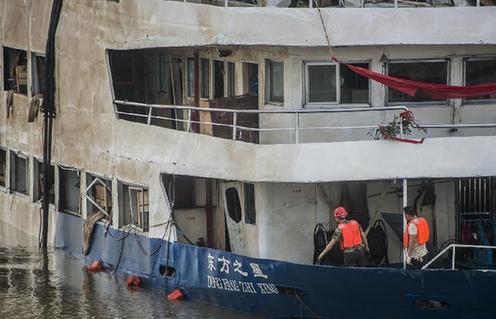 “東方之星”客船整體打撈出水 搜救人員進艙作業