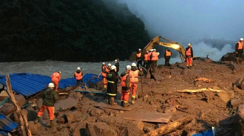 福建泰寧山體滑坡救援現場立起探照燈方便救援